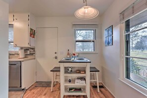Réfrigérateur, micro-ondes, plaque de cuisson, lave-vaisselle