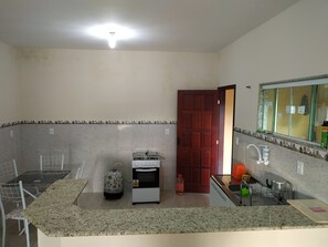 Fridge, stovetop, coffee/tea maker, toaster - Home in Unamar (Cabo Frio)