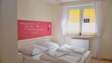3 bedrooms, travel crib, WiFi