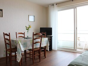 Dining - Central Apartment with Balcony, Near Beach & Shops - Sleeps 6 (La Baule)