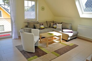 Unclassified image, 4 of 10, button - 3 room upper floor - Apartment Ferienhaus Müritzwelle - Ferienwohnungen / (Röbel/Müritz)