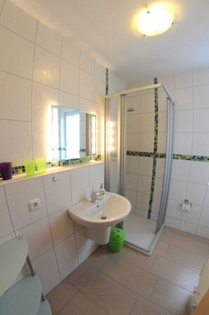 Unclassified image, 2 of 8, button - 3 room first floor - Apartment Ferienhaus Müritzcharme - Ferienwohnungen / (Röbel/Müritz)