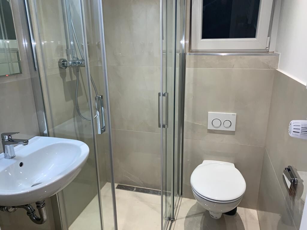 シティ ダブルルーム クイーンベッド 1 台 | バスルーム | シャワー、ヘアドライヤー、タオル