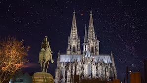 A cathedral with two tall spires and a statue in front. - City Apartments in Köln am Rheingarten (Cologne)