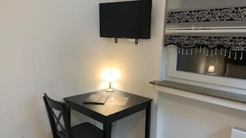 City Double Room, 1 Queen Bed | Living area