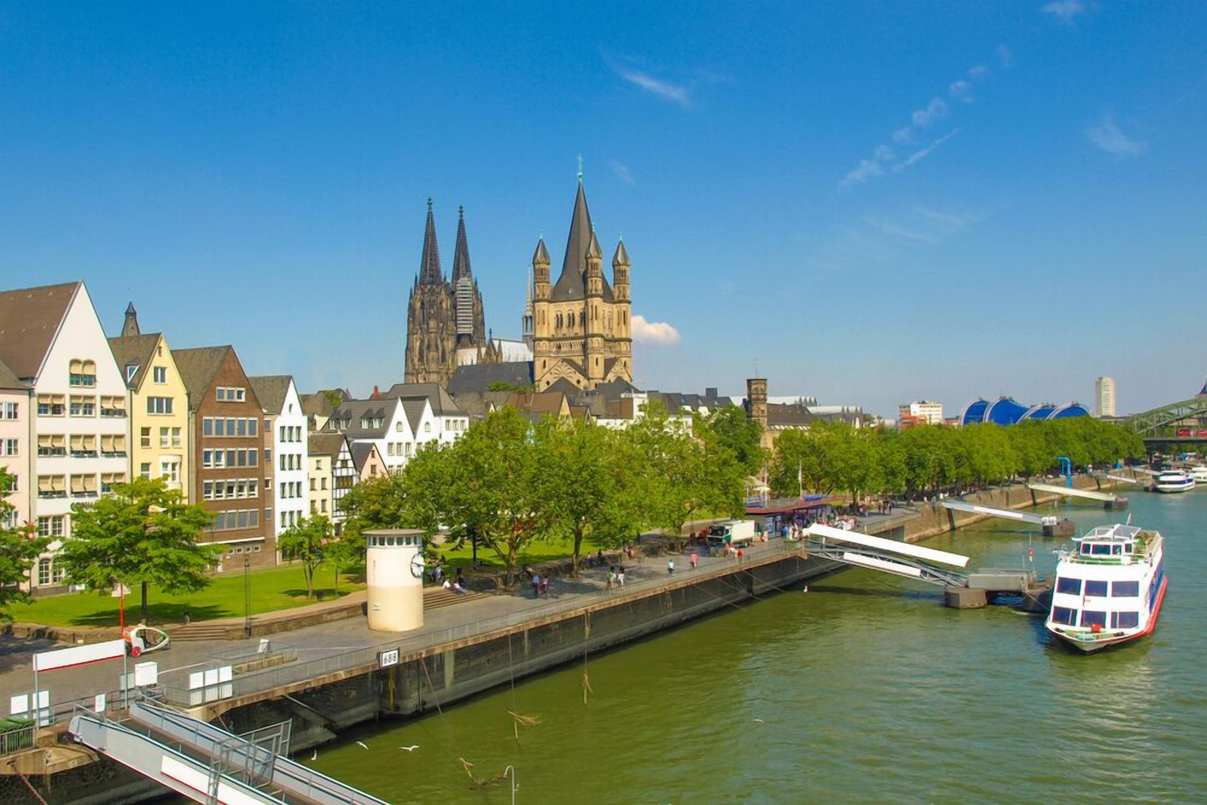 Blick auf einen Fluss mit historischen Gebäuden, einer Brücke und einem Boot.