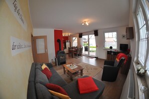 Una televisión, una chimenea