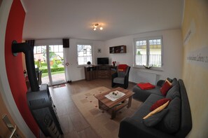 Una televisión, una chimenea