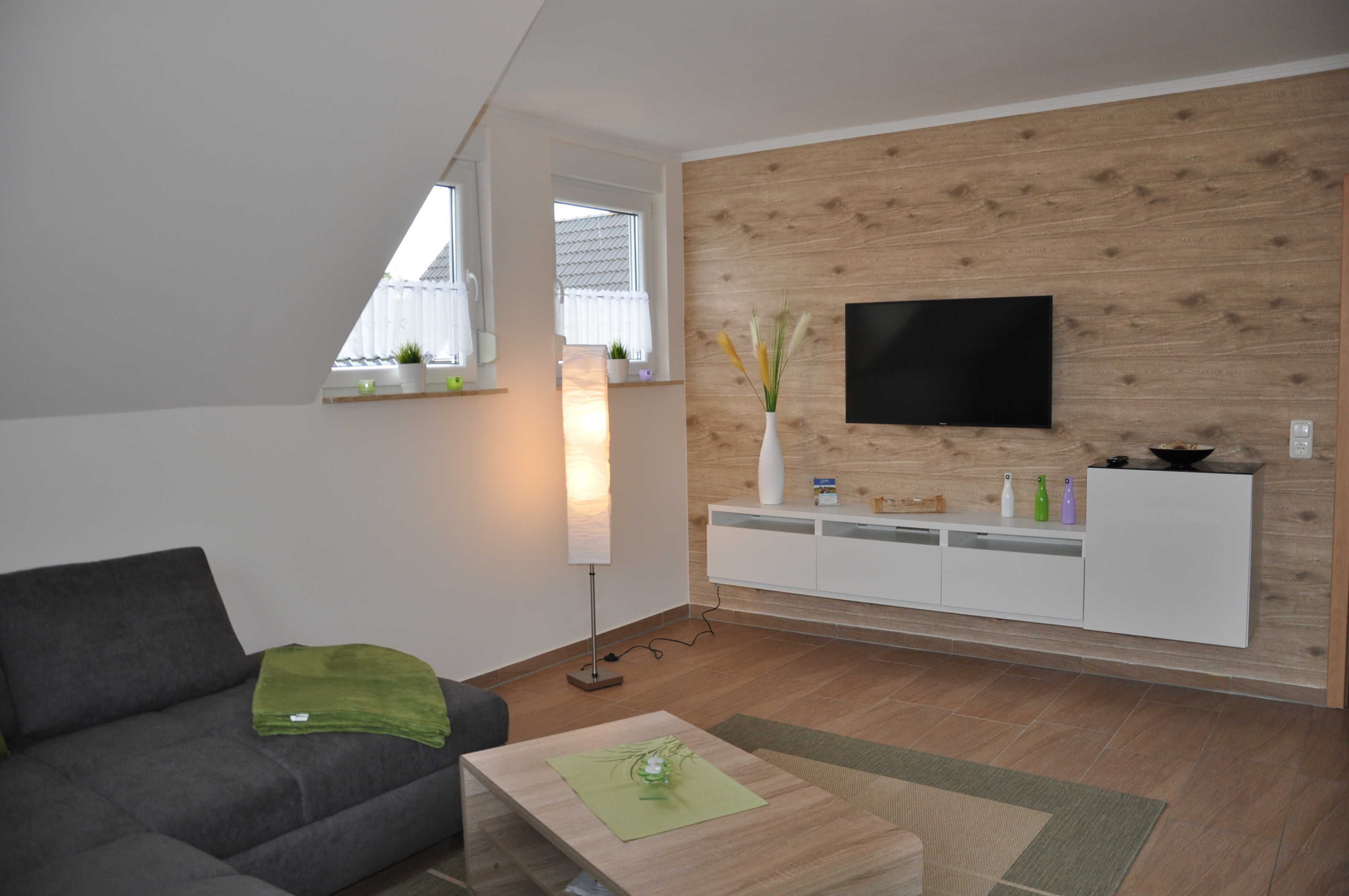 Een televisie en een open haard