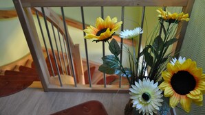 Una ringhiera in legno con un'elegante composizione floreale.