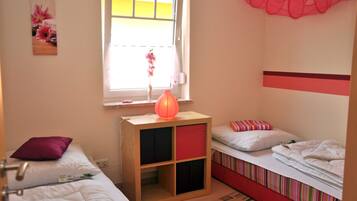 3 bedrooms, travel crib, WiFi