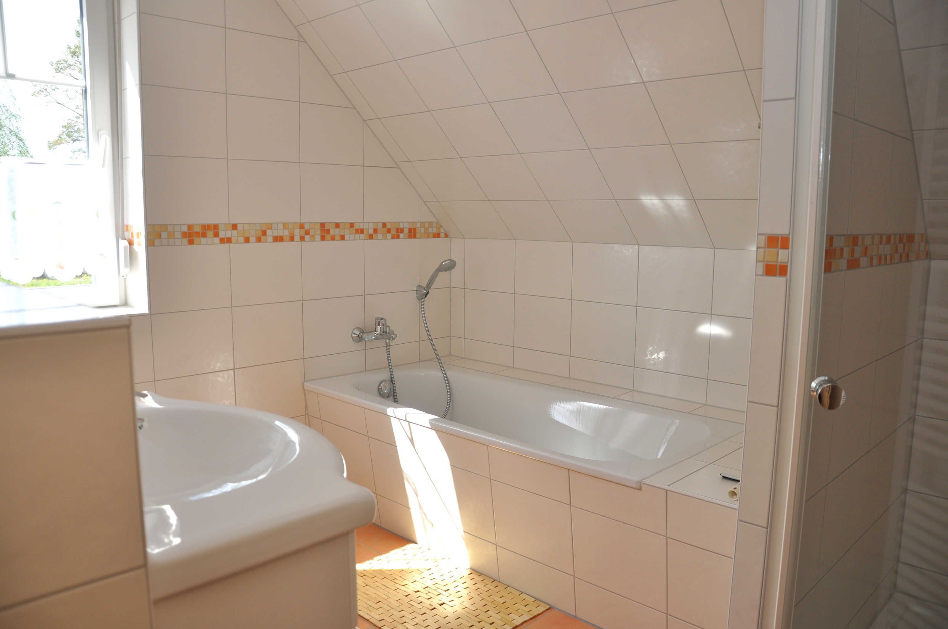Une salle de bain équipée d’une baignoire, de toilettes et d’un espace douche.
