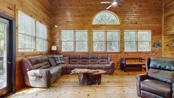 Een televisie, een open haard, videogames en een dvd-speler