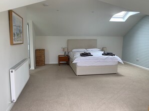 5 bedrooms, iron/ironing board, travel cot, free WiFi - 5 bed holiday home nr Thurlestone & Hope Cove (Kingsbridge)