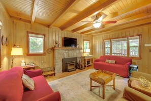 TV, fireplace - Vintage 'Snow White' Cottage ~ 2 Miles to Village! (Lake Arrowhead)