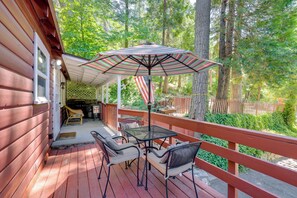 Outdoor dining - Vintage 'Snow White' Cottage ~ 2 Miles to Village! (Lake Arrowhead)