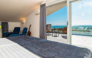 5 chambres, coffres-forts dans les chambres, lit parapluie