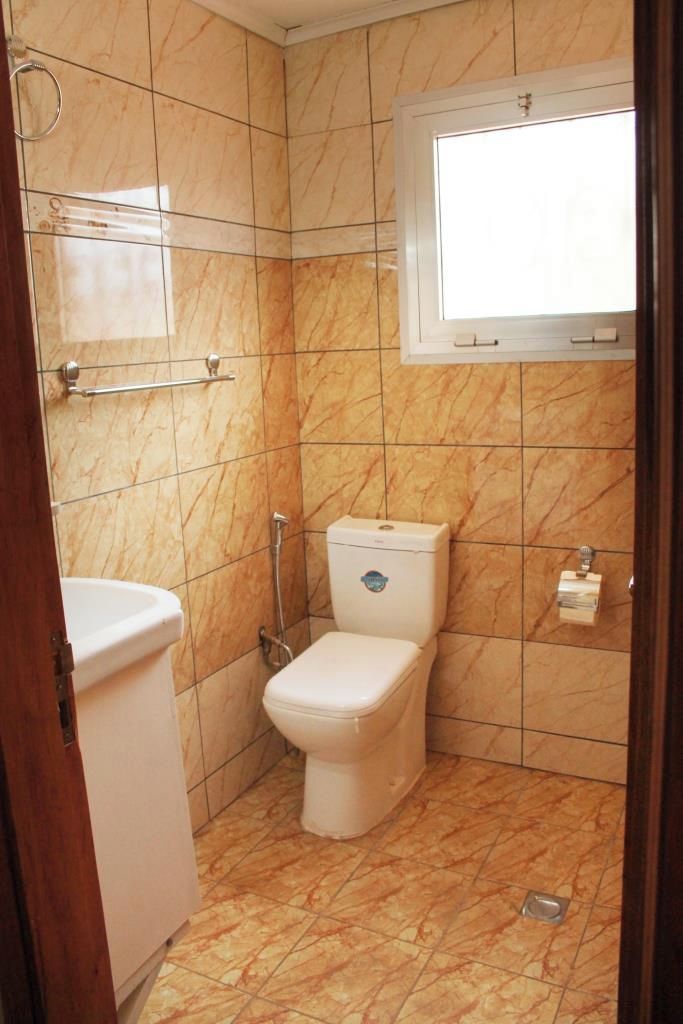 Kylpyhuone, jossa on wc, bidee ja ikkuna.