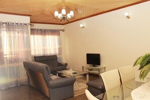 Luxury Apartment, 1 Bedroom | Living room | 43-inch TV with digital channels - Deutch' Lodges (Yaoundé)