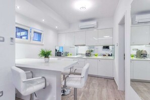 Private kitchen - Luxury 4 star apartment by the sea (Brodarica)