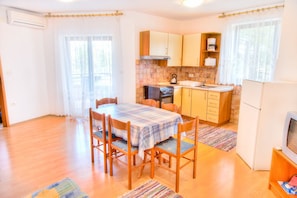 Fridge, oven, stovetop, dishwasher