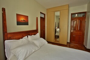 4 bedrooms, iron/ironing board, WiFi, bed sheets