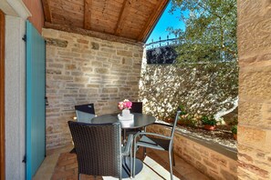 Outdoor dining - House 2014/28564 (Istria - Žminj), 30000m from the beach (Žminj)