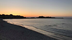 A beach with a calm sea and a sunset. - NEW VILLA **** 130 m²- Heated swimming pool - Close to L'Ile-Rousse beaches (MONTICELLO)