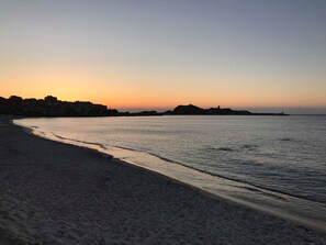 Plage, chaises longues