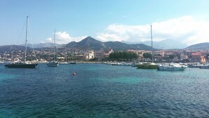 A marina with boats and a mountainous backdrop. - NEW VILLA **** 130 m²- Heated swimming pool - Close to L'Ile-Rousse beaches (MONTICELLO)