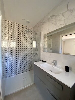 Douche, séchoir à cheveux, serviettes fournies, savon
