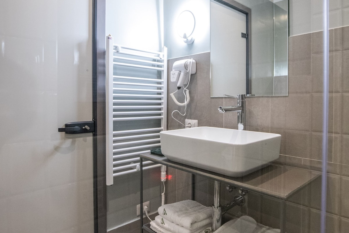 deluxe double room | bathroom | shower, rainfall showerhead, free toiletries, hair dryer