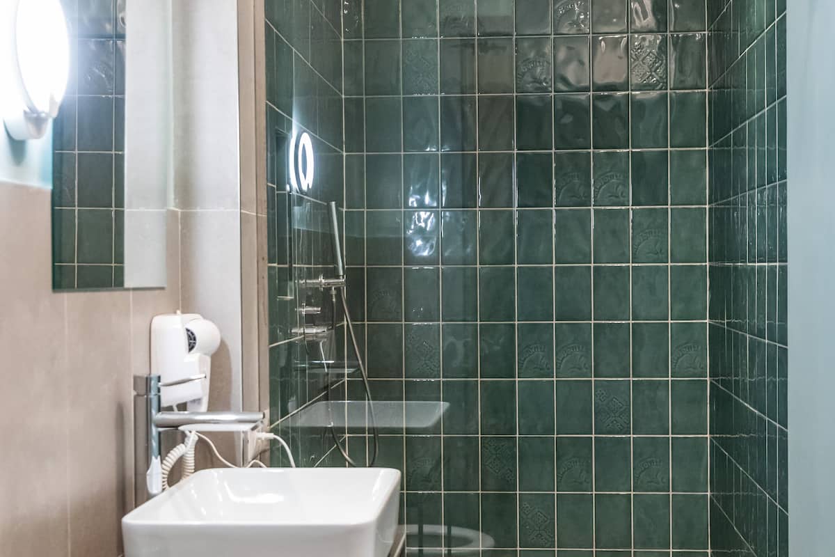 deluxe triple room | bathroom | shower, rainfall showerhead, free toiletries, hair dryer