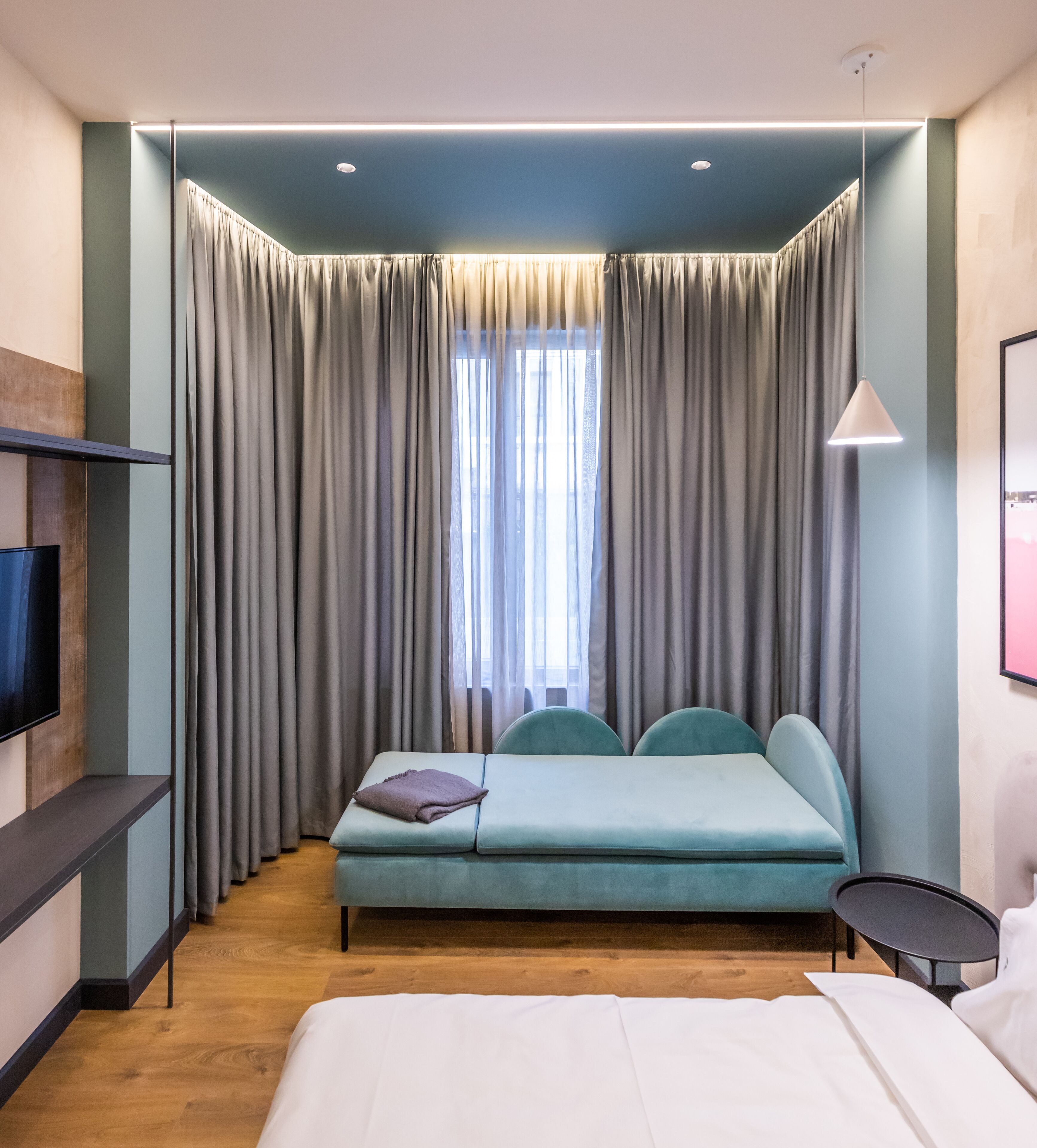 deluxe triple room | 1 bedroom, in-room safe, desk, soundproofing