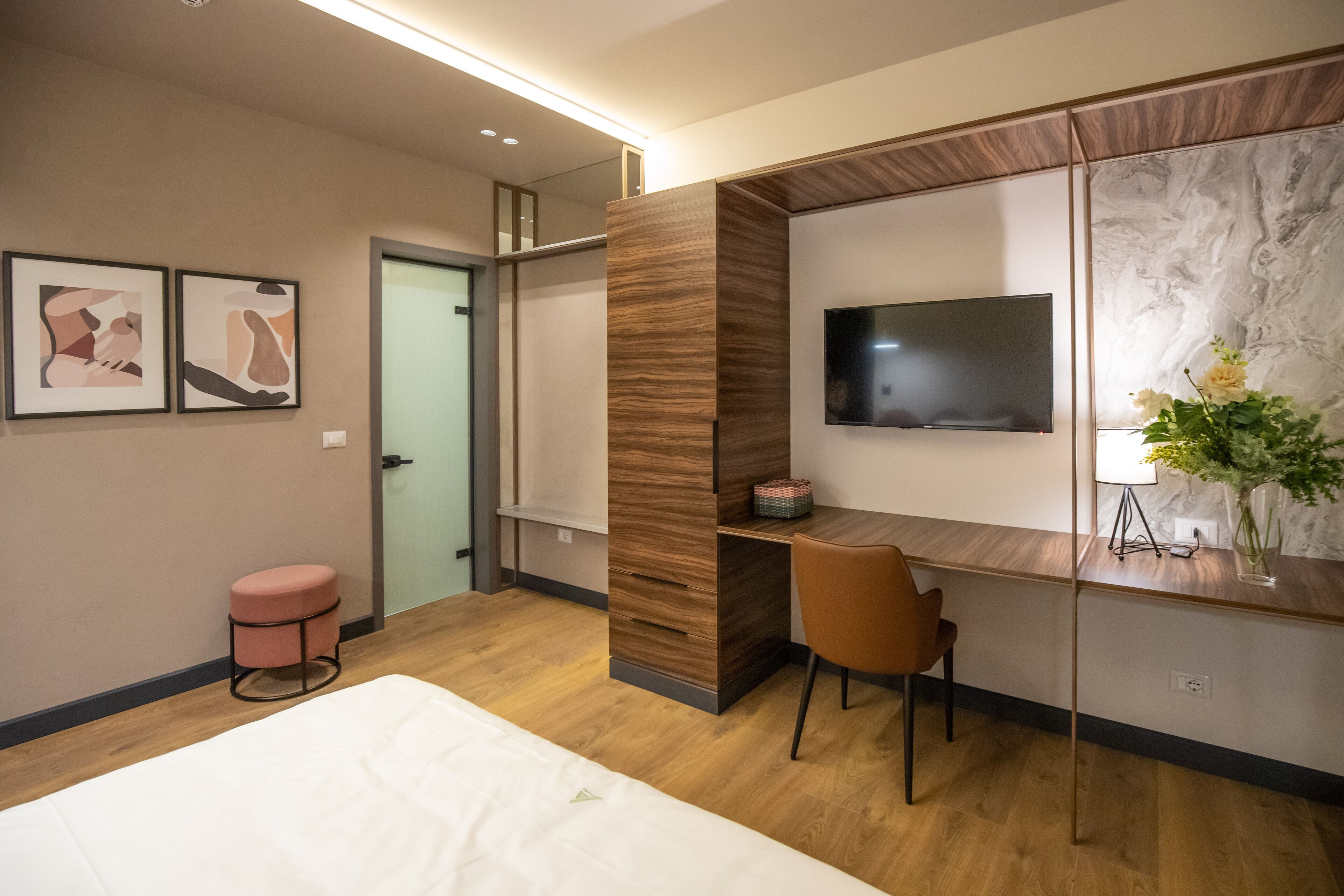 deluxe double room | 1 bedroom, in-room safe, desk, soundproofing