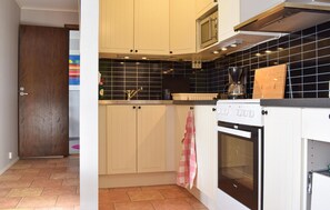 Fridge, stovetop, coffee/tea maker