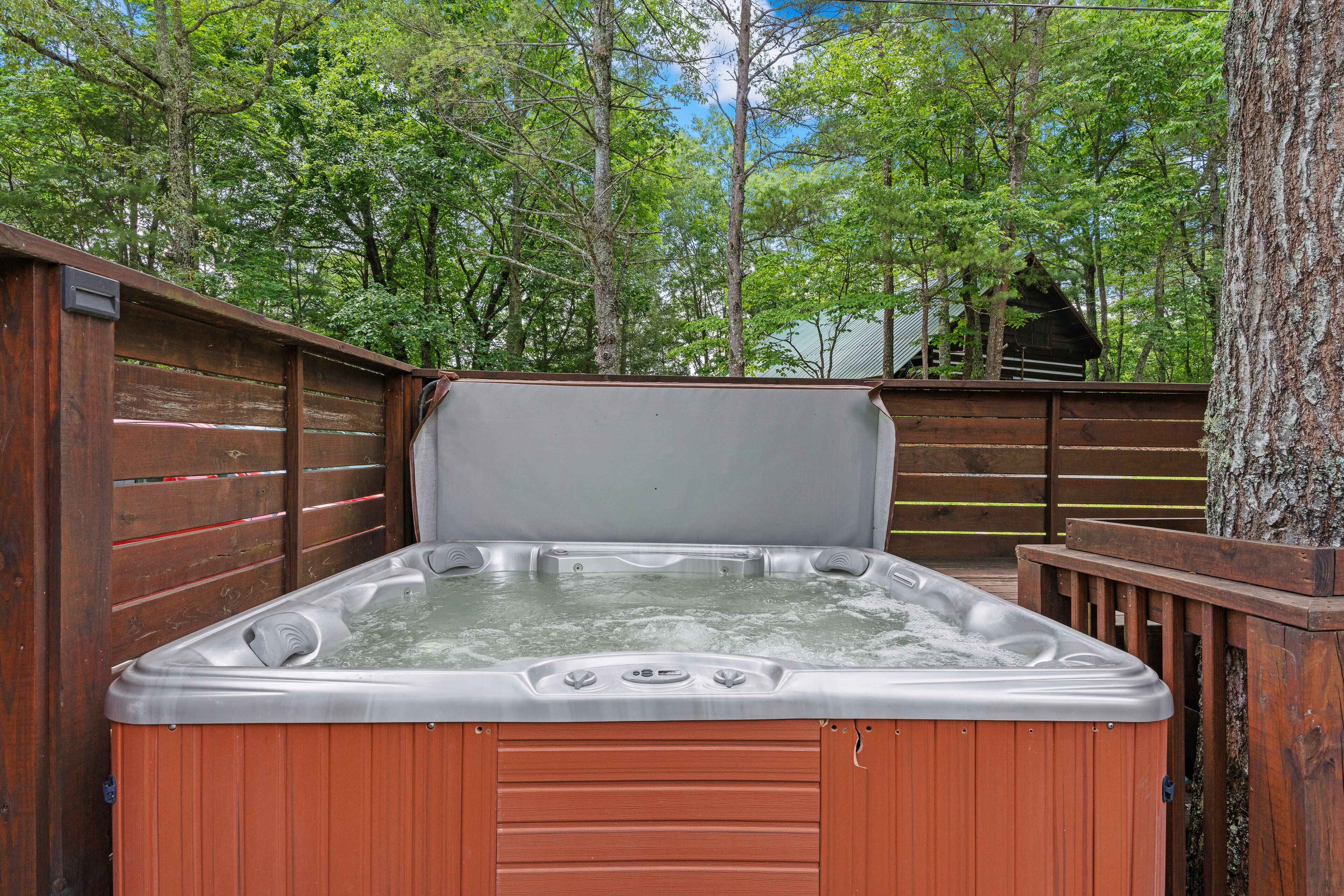 Charming, dog-friendly cabin with private hot tub, furnished deck & WiFi