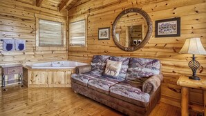 L’intérieur d’une cabine est doté d’un plancher en bois, d’un canapé, d’un grand miroir et d’une baignoire.