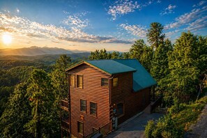 Exterior - Enchanted View, Amazing Mountain Views, FREE tickets, Theater Room, Game Room!!! (Sevierville)