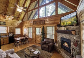 Televisie, een open haard en tafelvoetbal