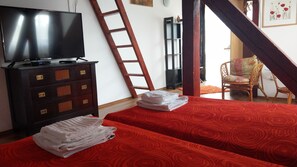 Tabla de planchar con plancha, wifi gratis y ropa de cama