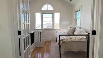 3 bedrooms, desk, free WiFi, bed sheets