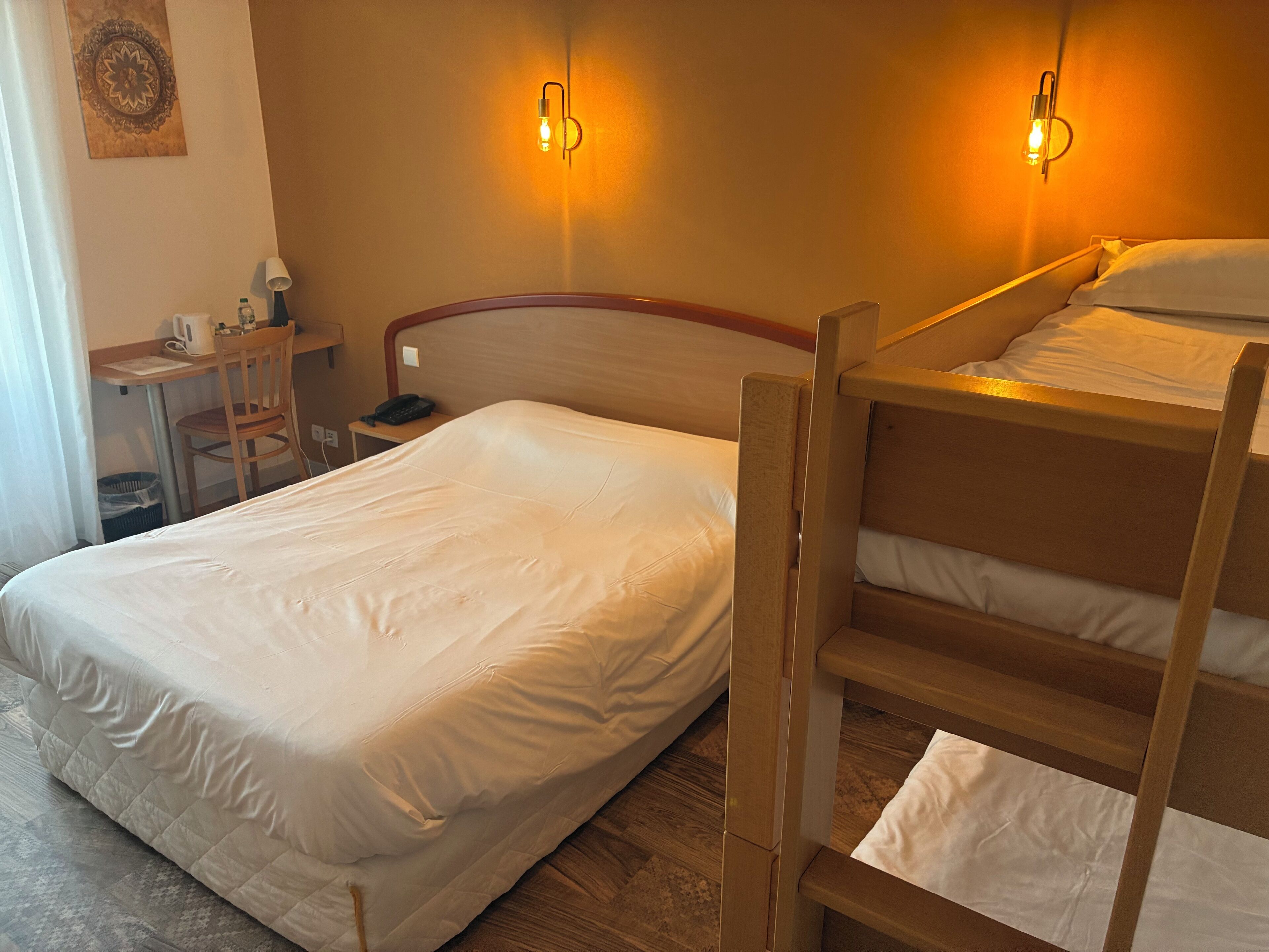 Decoración personalizada, muebles diferentes y escritorio 