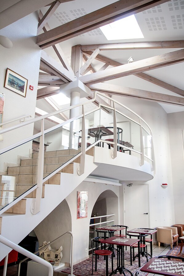 Bar (on property) - Hotel du Commerce (Volvic)