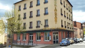 A hotel building with a sign reading "RESTAURANT HOTEL EU COMMERZ". - Hotel du Commerce (Volvic)