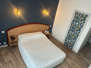 Standard Double Room | Individually decorated, individually furnished, desk, rollaway beds - Hotel du Commerce (Volvic)