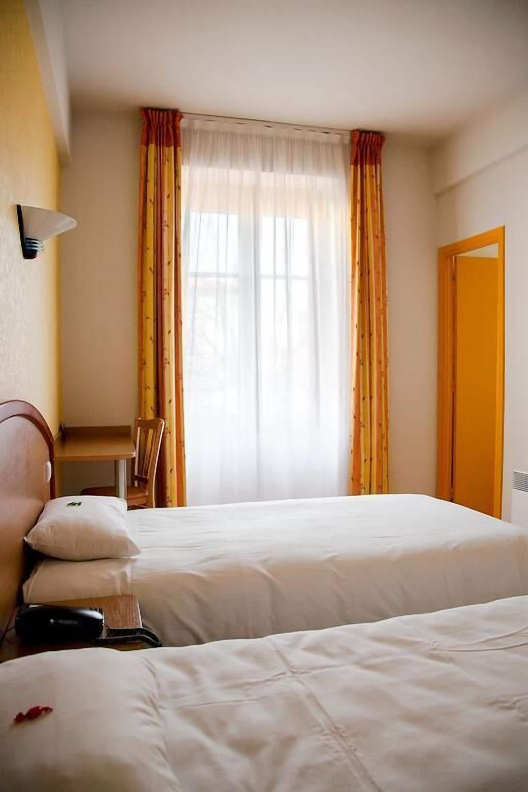 twin room | individually decorated, individually furnished, desk, rollaway beds