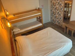 Family Room - Hotel du Commerce (Volvic)