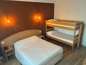 Family Room | Individually decorated, individually furnished, desk, rollaway beds - Hotel du Commerce (Volvic)