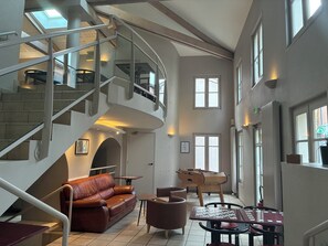 Lobby sitting area - Hotel du Commerce (Volvic)